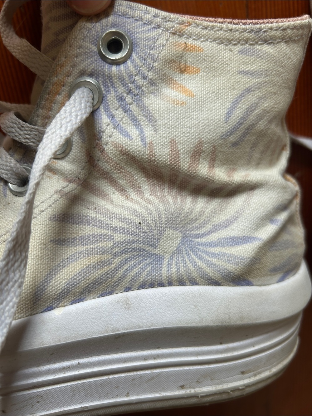 Converse High Top Sneakers - white with subtle flowers -size 8 - Picture 3 of 6